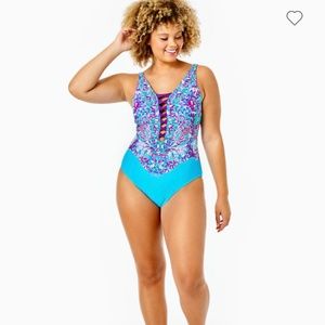 NWT Lilly Pulitzer Isle Twister One Piece